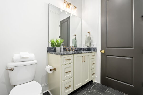 11-web-or-mls-2209 Bellevue Pl-6