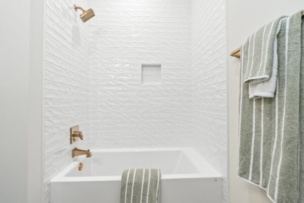 12-web-or-mls-2209 Bellevue Pl-5