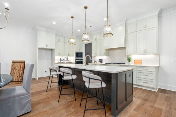 6-web-or-mls-2209 Bellevue Pl-9